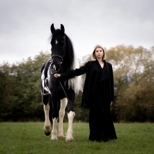 Copii călare pe ponei la Centrul de Echitație Diana din Cheile Râșnoavei